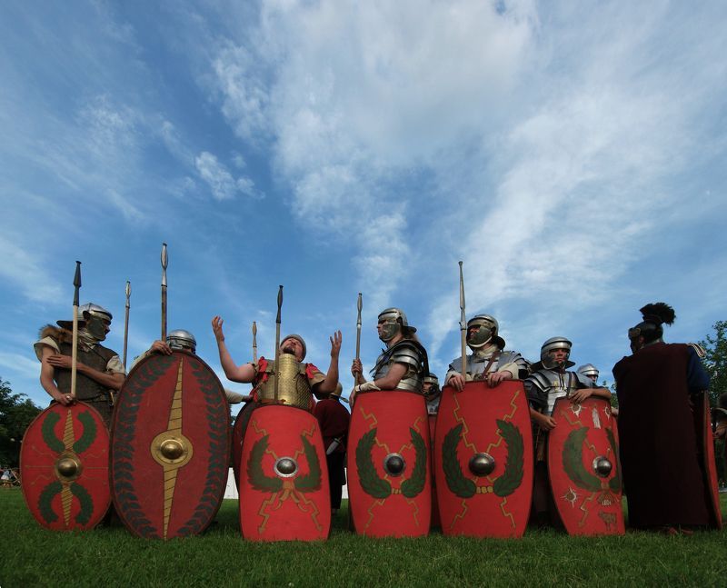 Древний рим, Легионеры, фаланга, щиты, воздетые руки, нервы, красный Будь проклят тот день, когда я сел за баранку этого пылесосаphoto preview