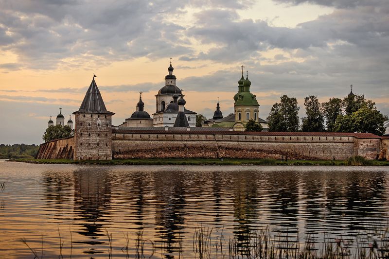 кириллов. вологодская обл. Вечерело фото превью