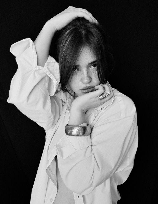 портрет, портретная фотография, женский портрет, естественный свет, фотосессия, чб, девушка, естественность, удаленная съемка Mihaelaphoto preview