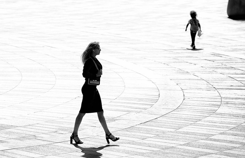 black and whit photo, чб фото, городские картинки, лето, дети и город,  стрит фото, уличное фото Городские картинки. Летоphoto preview