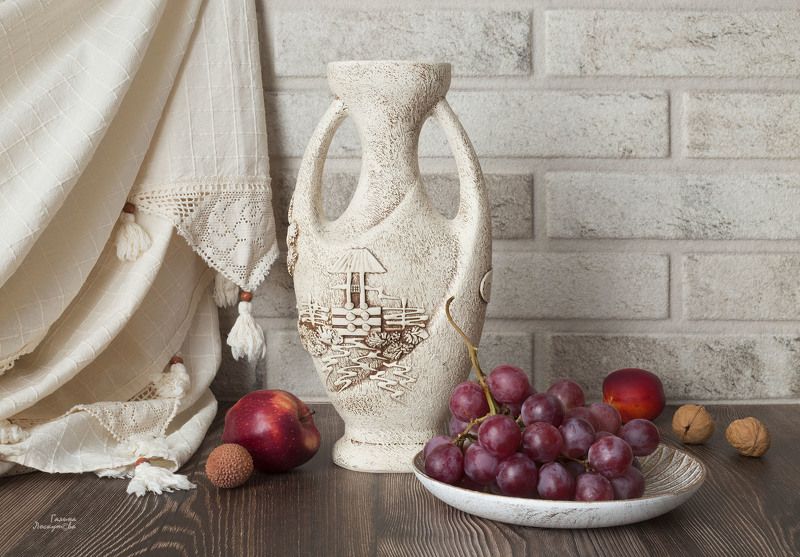 ваза, керамика, тарелка, штора, драпировка, бязь, виноград, орехи, сливы, нектарины Натюрморт с орехами и фруктамиphoto preview