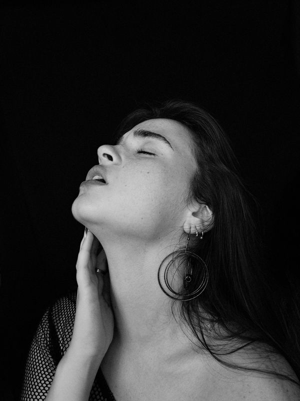 портрет, портретная фотография, женский портрет, естественный свет, фотосессия, чб, девушка, естественность, удаленная съемка Mihaelaphoto preview