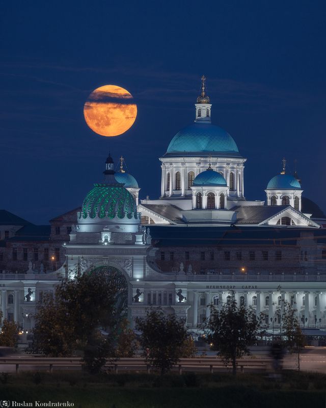 Собор Казанской иконы Божией Матери, Дворец земледельцев, Казань, Луна, Полнолуние Собор Казанской иконы Божией Матери и Дворец земледельцев на фоне восходящей Луныphoto preview