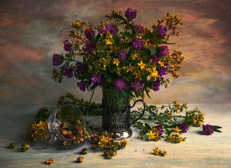 клевер, земляника, зверобой, С клеверомphoto preview