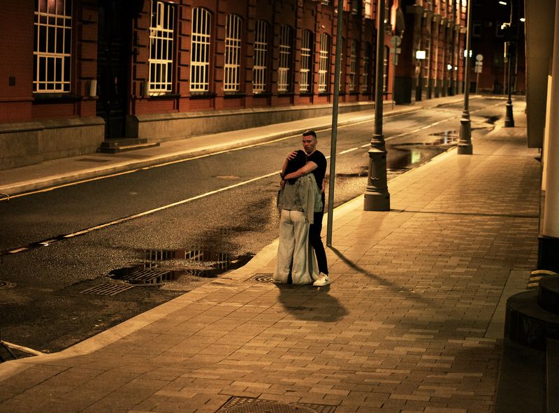 двое, ночь, пустынная улица, лужи, Москва, 4-й Голутвинский пер В городе моём улицы пустыphoto preview