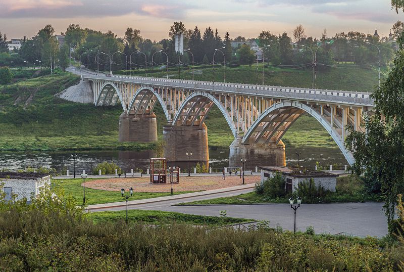 торжок. утро. август. У моста утром фото превью