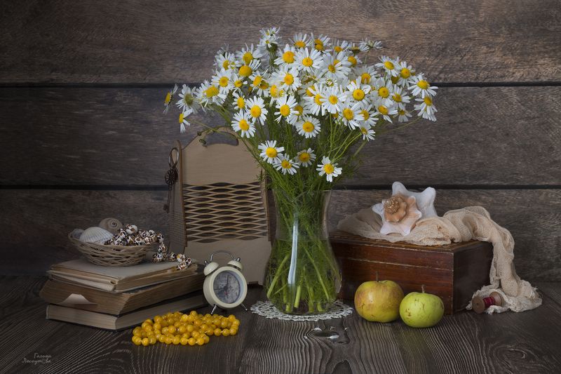 натюрморт, шкатулка, яблоки, букет, ромашки,раковины, книги, будильник, бусы, катушка, марля, ключ, салфетка На старом чердакеphoto preview
