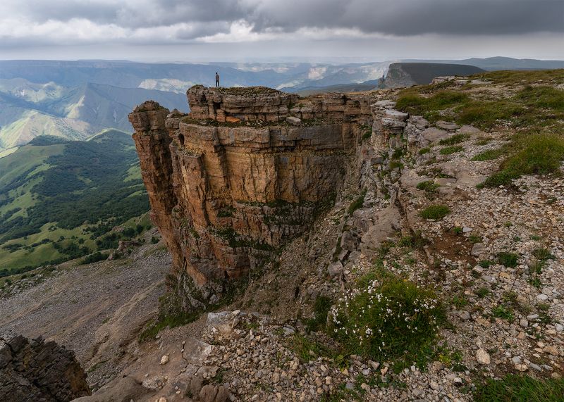 Пейзаж, природа, путешествие, горы, Кавказ, скала, камень, плато, небо, облака, свет, человек, широкий угол, простор, высота  Пасмурный Бермамыт фото превью