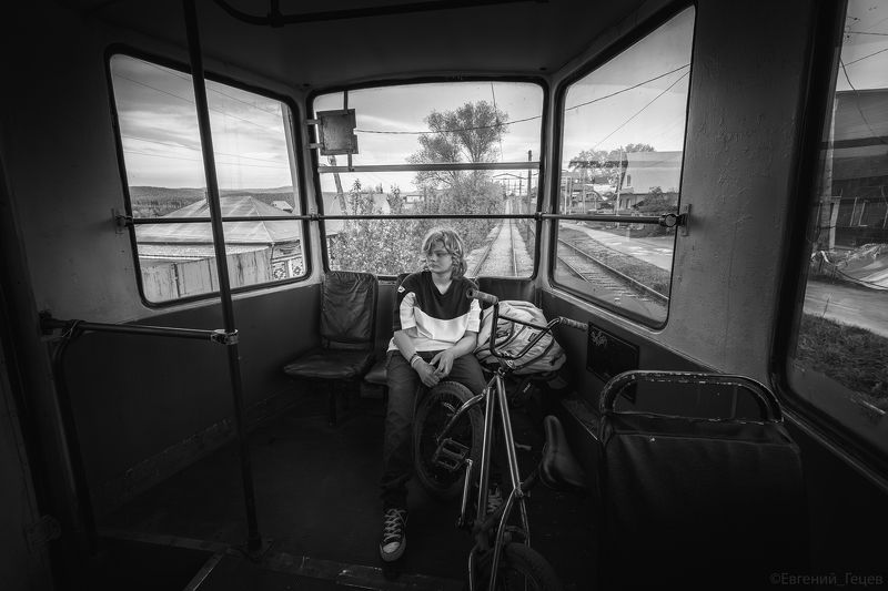 стрит, трамвай, подросток, пассажир После велопрогулкиphoto preview