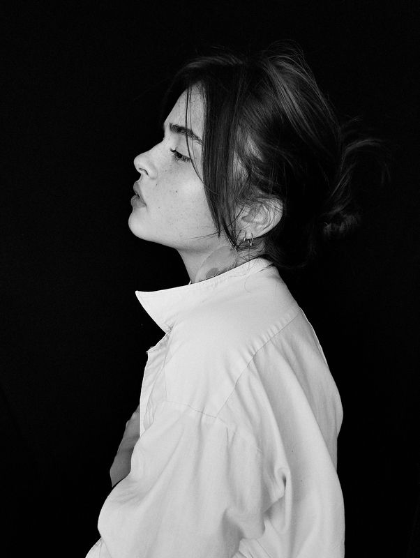 портрет, портретная фотография, женский портрет, естественный свет, фотосессия, чб, девушка, естественность, удаленная съемка Mihaelaphoto preview