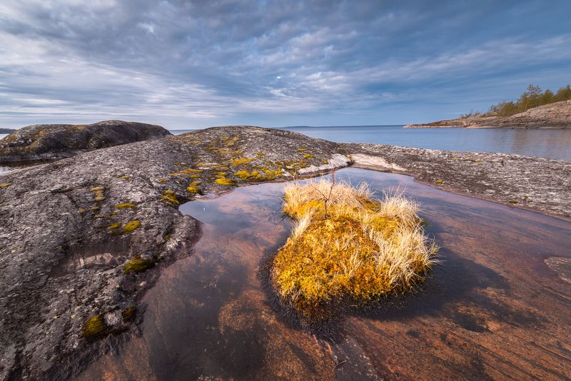 Ладога, скалы, озеро Островок на островкеphoto preview