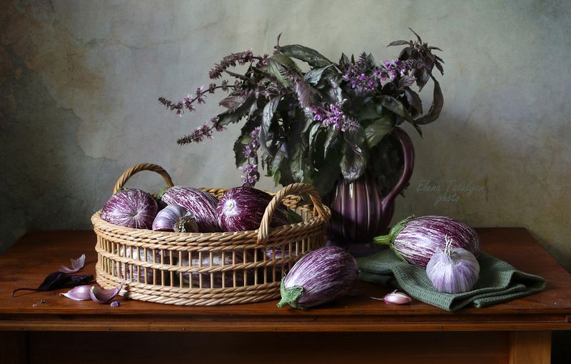 баклажаны, чеснок, базалик С мраморными баклажанами и базиликом.photo preview