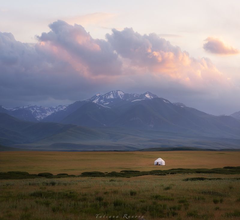Закатное солнце опускается за гору, освещая своими лучами долину и одинокую юрту....Кыргызстанphoto preview