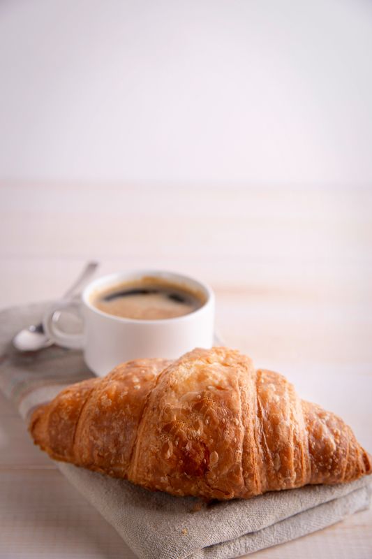 Утро, кофе и круасанphoto preview