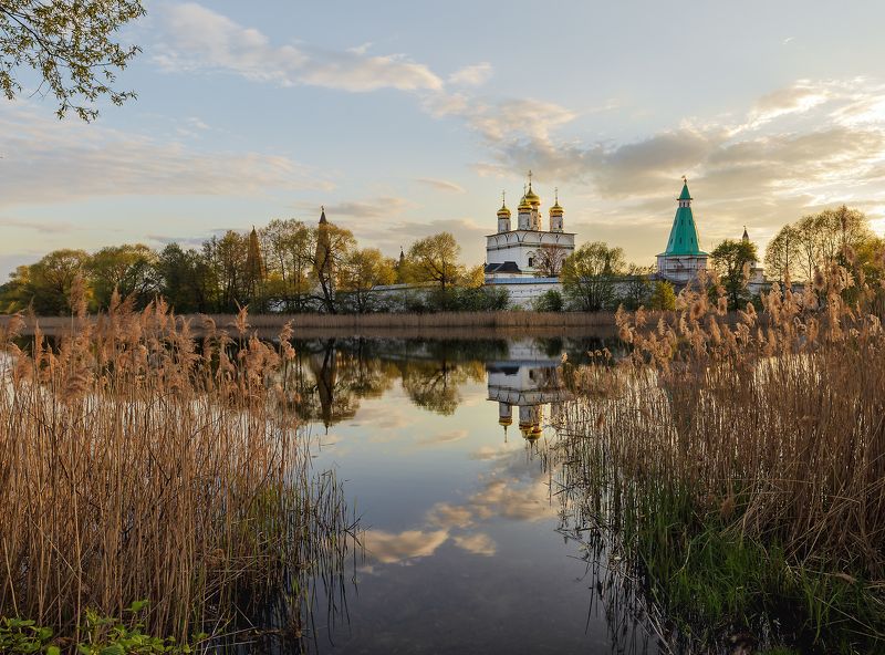 теряево. храм, вечер. Вечером у храма.. фото превью