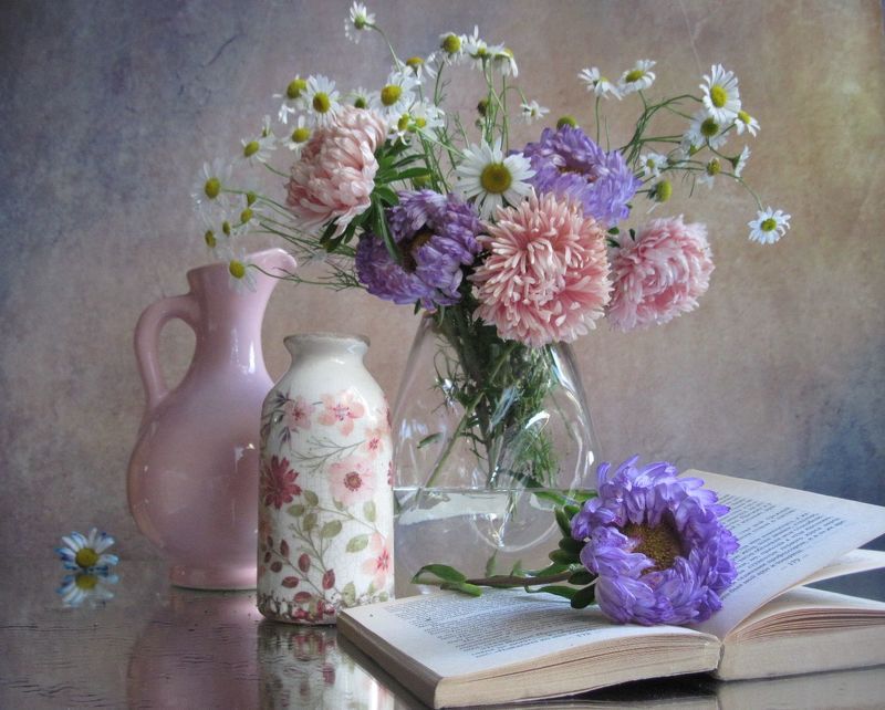 цветы, букет, астры, ромашки, кувшин, ваза, книга Витальныйphoto preview