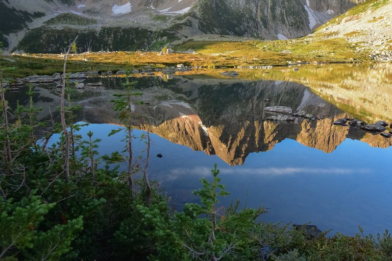 россия, хакасия, кузнецкий алатау, лето, озеро, отражение, вода, ели, горы Отражение гор. Кузнецкий Алатауphoto preview