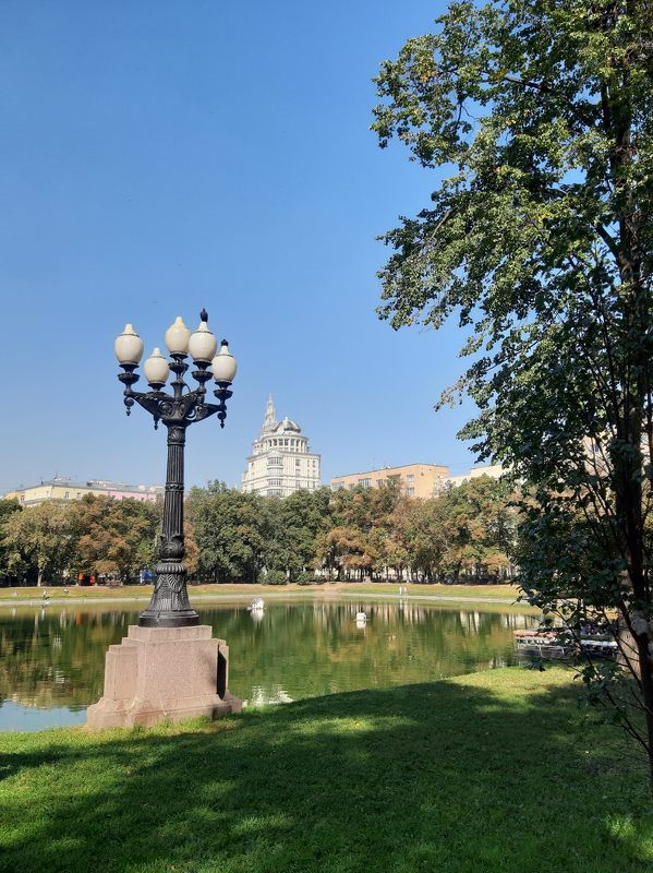 патрики, патриаршие пруды Патриаршие пруды илиphoto preview