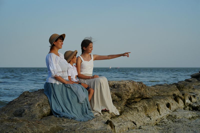 Вечерняя прогулка у моряphoto preview