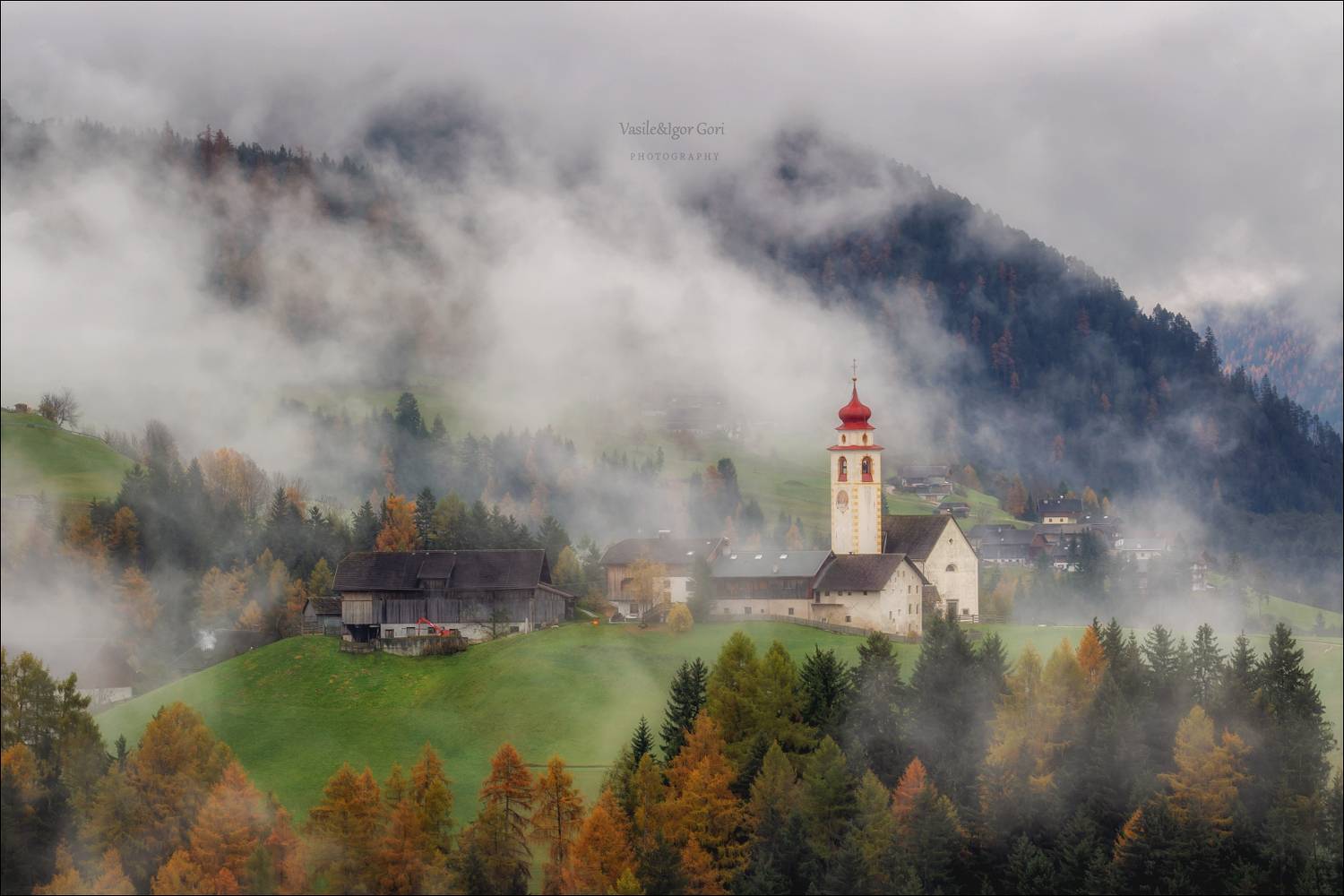 доломитовые альпы,pieve-di-marebbe,деревня,val-pusteria,осень,италия,туман,alps,morning,colors,fog,mountain, Гори Василий