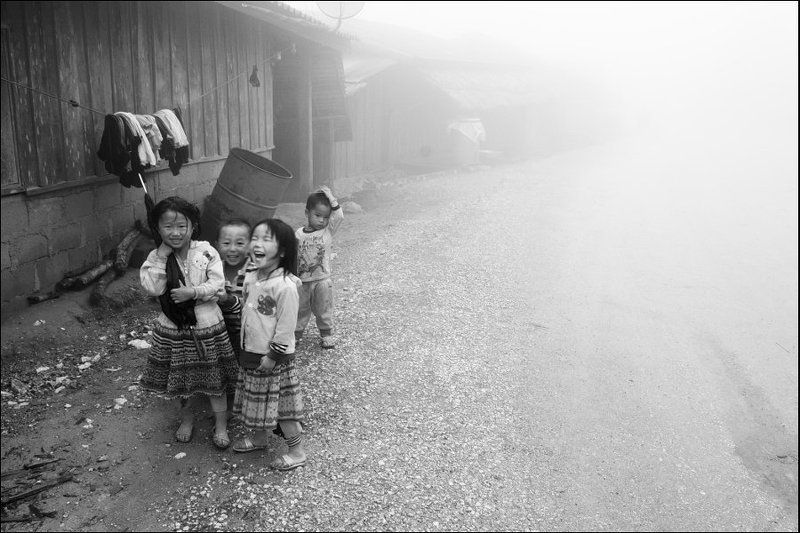 лаос, азия, путешествие, автостоп, горы, туман, дети, смех, чб, дорога, laos, asia,traveling, hitchiking, mountains, fog, foggy, mist, smile, happy, bw, road Lao kidsphoto preview