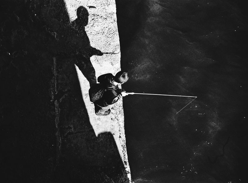 koshkinotime, dmitrysosna, b\\w, рыбак, звёзды, край, свет, star, fisherman Маленький рыбак ловит звёзды на краю светаphoto preview