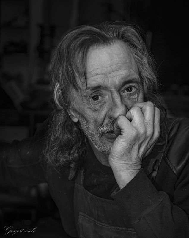 мужчина. взгляд. задумчивость. Александрphoto preview