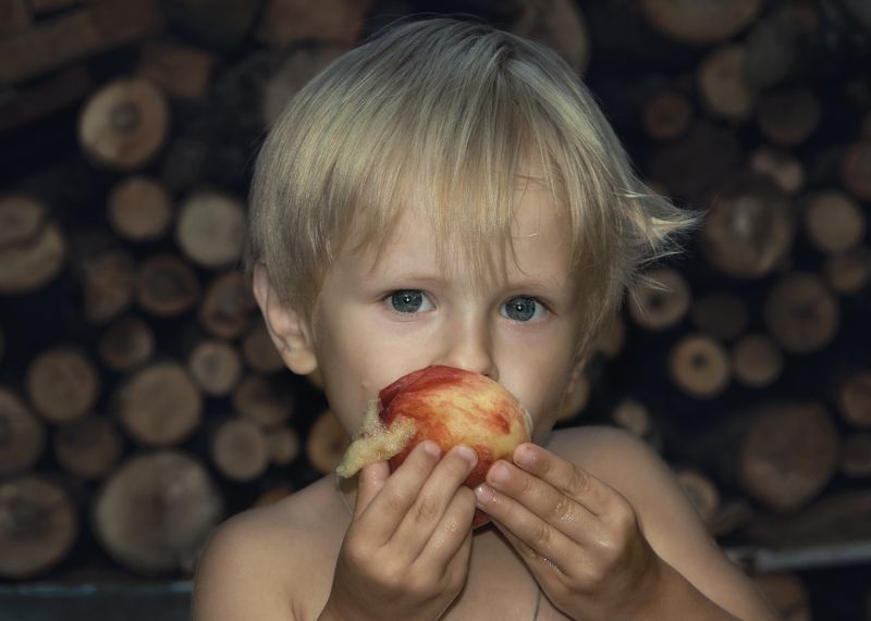 мальчуган, детство, лето Персикphoto preview