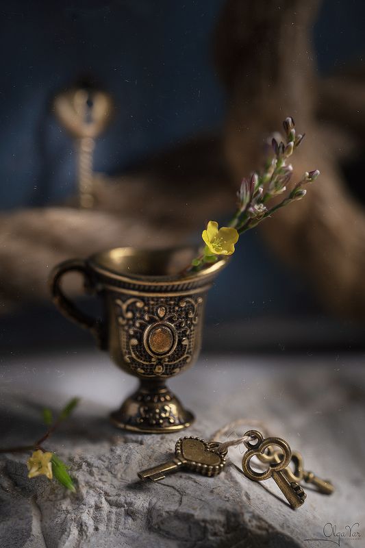 миниатюра, натюрморт, ключи, ваза, цветы, бетон, макро ⠀⠀⠀photo preview