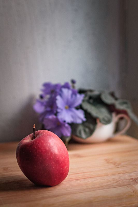 Яблоко и фиалкаphoto preview