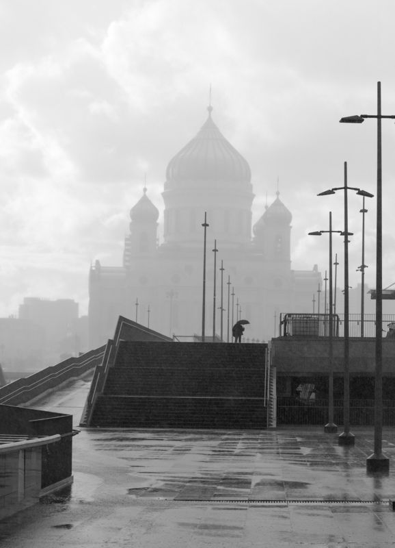 ливень, храм Христа-спасителя, зонт, одинокая фигура, Патриарший мост, Москва Уходящий ливеньphoto preview