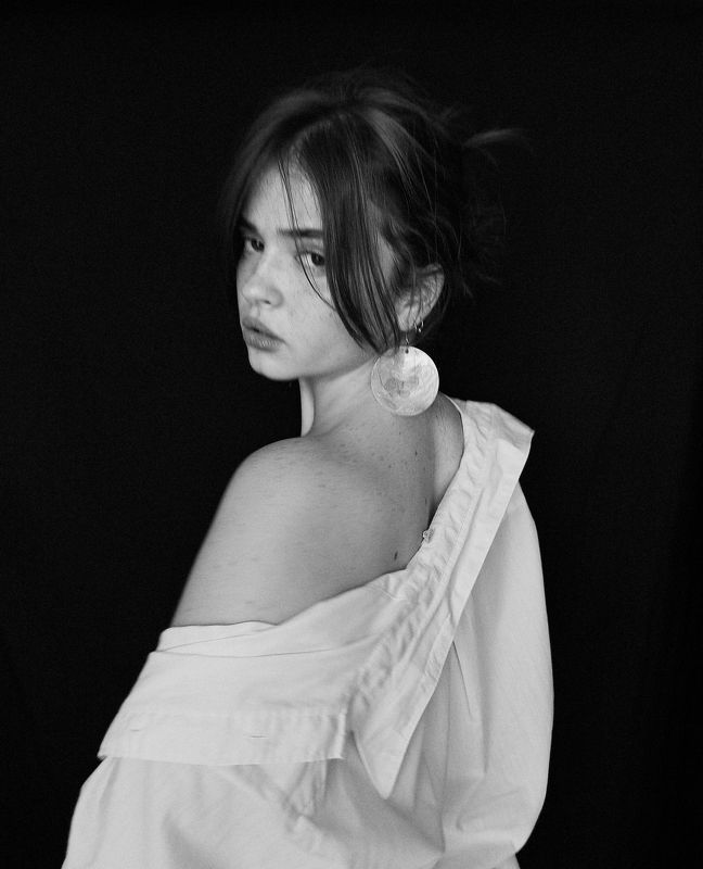 портрет, портретная фотография, женский портрет, естественный свет, фотосессия, чб, девушка, естественность, удаленная съемка Mihaelaphoto preview