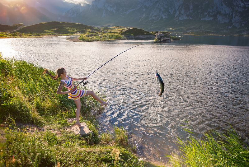 девушка рыбачка рыба озеро горы вода улов удочка Рыбачка Катя как-то в маеphoto preview