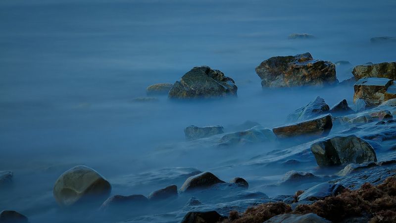 природа лето море камни сумерки пейзаж Камни против Воды фото превью
