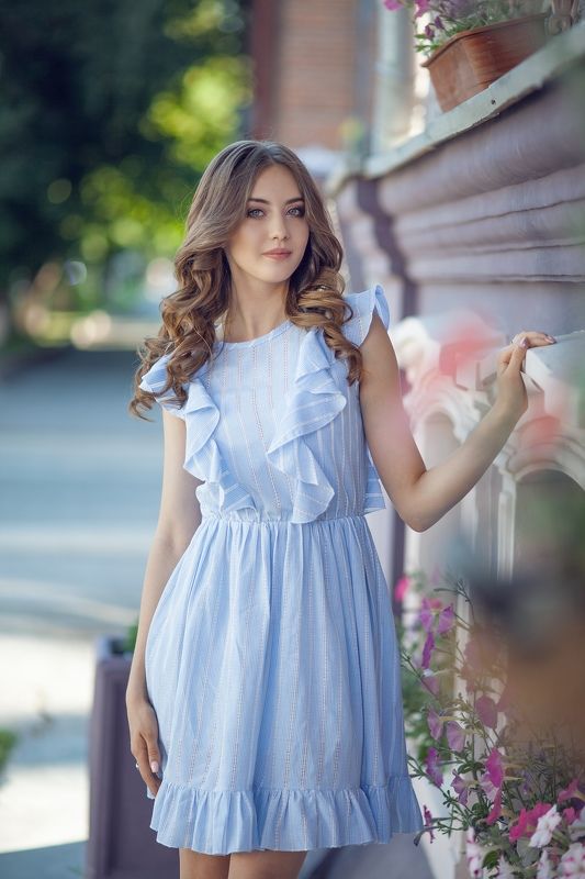 девушка в платье голубом лето тепло красивая цветы улица Нежноphoto preview