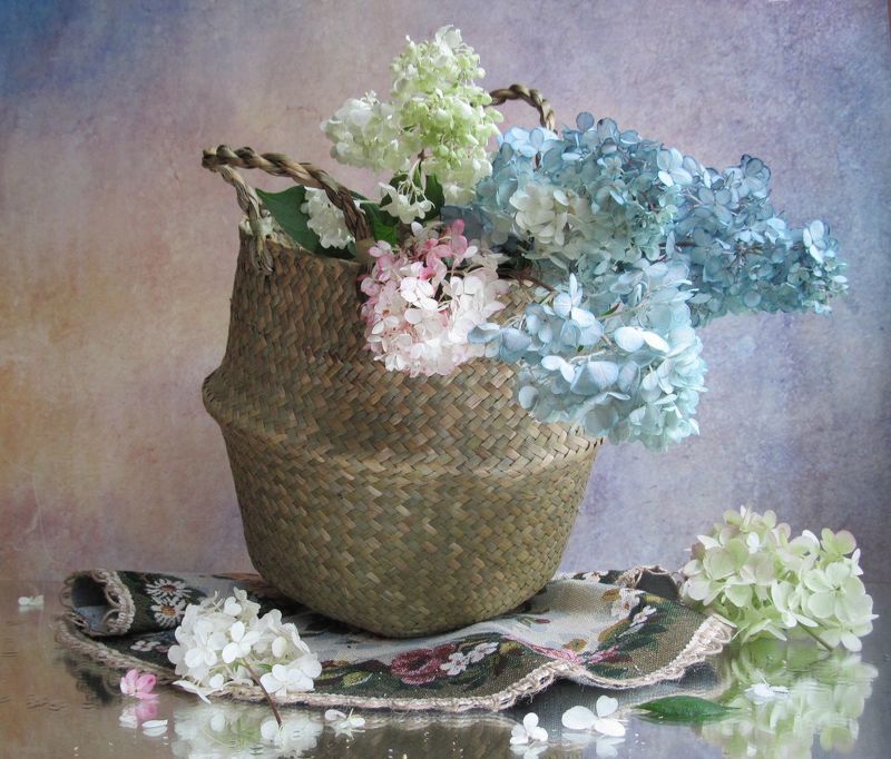 цветы, букет, гортензия, корзина, плетёнка, салфетка, гобелен Привет из Эдемаphoto preview