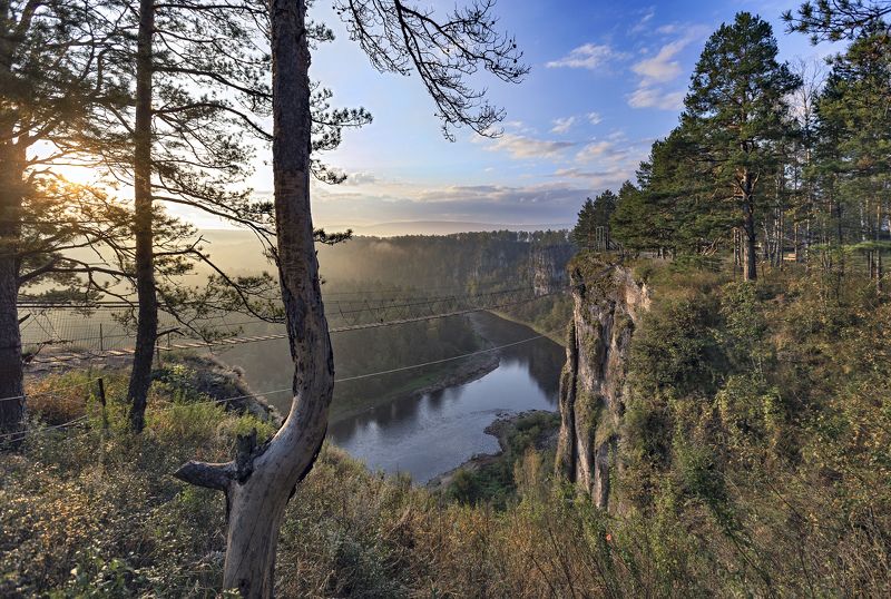 рассвет,утро, река, деревья,лучи солнца,подвесной мост. Рассвет на реке Ай.photo preview