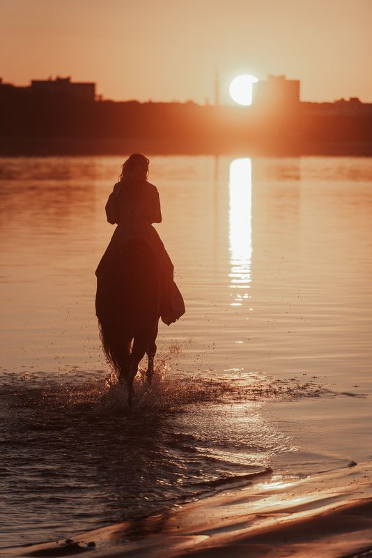 девушка на коне конь река вечер закат рыбинск набережная Елена и Рокки фото превью