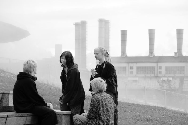 неформалы, прислушиваться, трубы, туман, Зарядье, Москва, когда внезапно возникает еще неясный голос труб Ты слышишь голос труб?photo preview