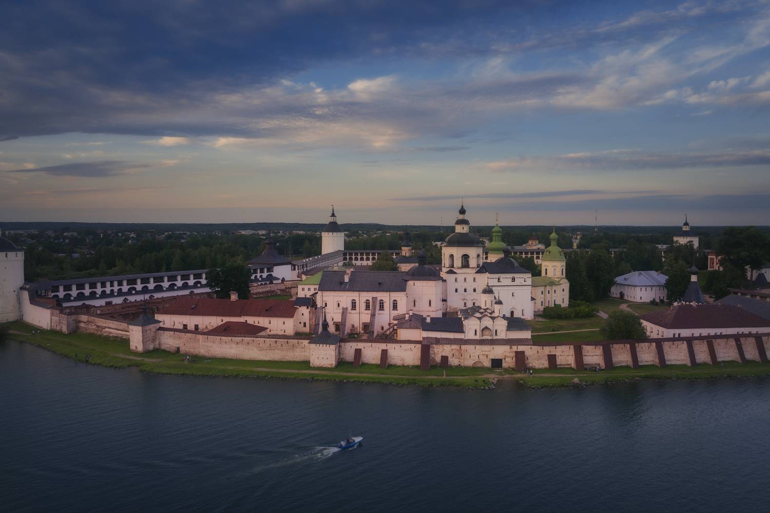 Прогулки под древними стенами. Автор: Шишкин Дмитрий Вологодская область, Кириллов, Кирилло-Белозерский монастырь, вечер, Сиверское озеро, закат, Шишкин Дмитрий