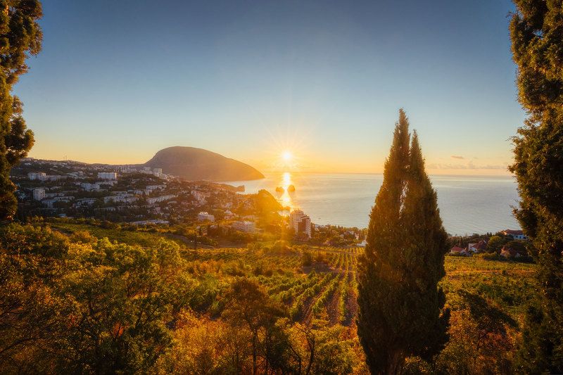 Рассвет с видом на Гурзуфphoto preview