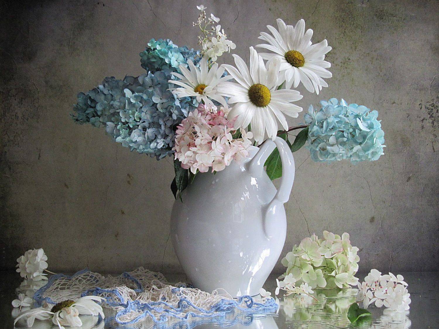 С гортензией и ромашками. Автор: Наталия Тихомирова цветы, букет, гортензия, ромашки, кувшин, салфетка, кружево, Наталия Тихомирова