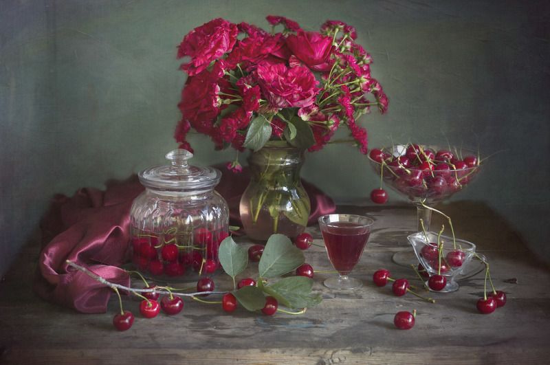 вишни, лето, розы, ваза Вишни и розы фото превью