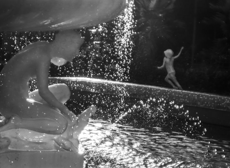 У фонтанаphoto preview