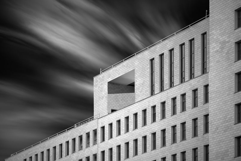 архитектура, пейзаж, город, геометрия, прямоугольник, форма, контраст, чб, черно-белое, ритм, небо, облака, выдержка Фрагмент фасадаphoto preview