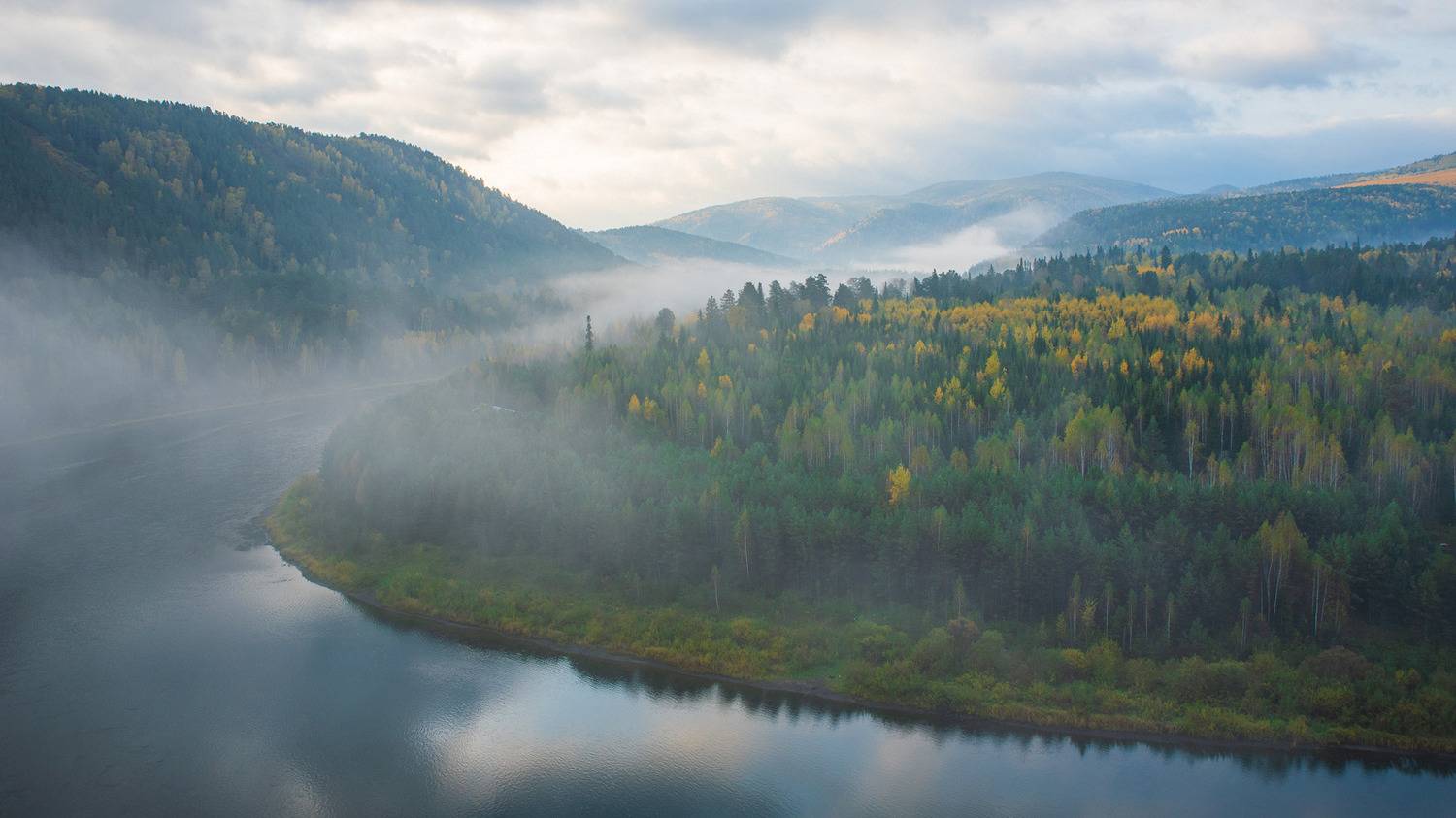 Утренний сон красавицы Мана. Автор: Юрий Мальцев мана, красноярск, утро, восход, туман, краски, осень, горы, тайга, золото, долина, скалы, Юрий Мальцев