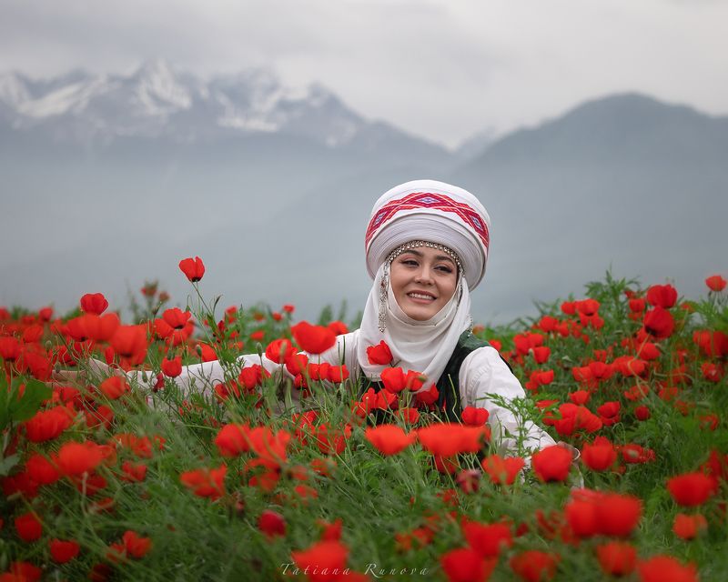 Девушка, горы, маки.... Весна в Киргизииphoto preview
