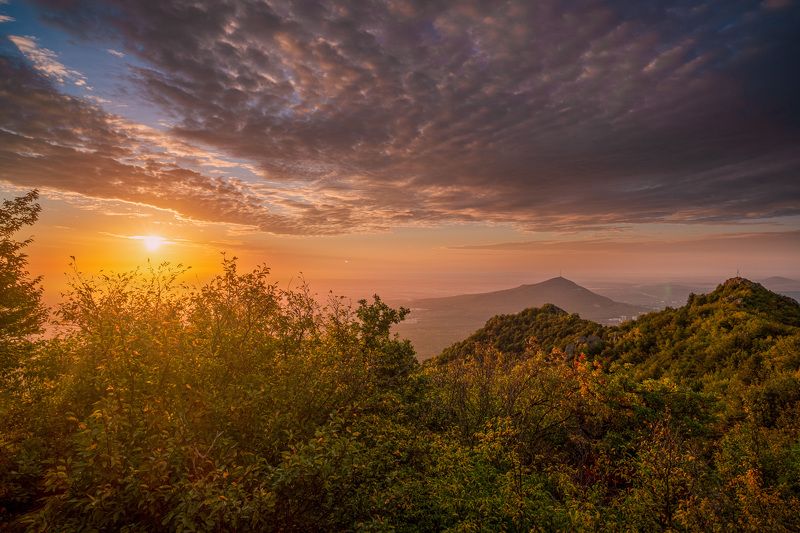 Россия, Ставрополье, Кавказ, КМВ, Пятигорск, Бештау, Машук, горы, осень рассвет, восход, лес, облака Начало осениphoto preview