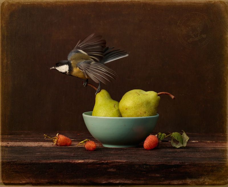 Натюрморт с поздней малинойphoto preview