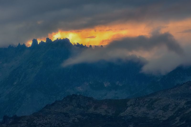 Огненный закат в горахphoto preview